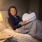 Zufriedene Kundin zeigt ihr Yasora ComfortLeg Kniekissen am Abend