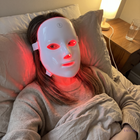 Abendliche Anwendung der Yasora Luna Rotlichtmaske im Bett