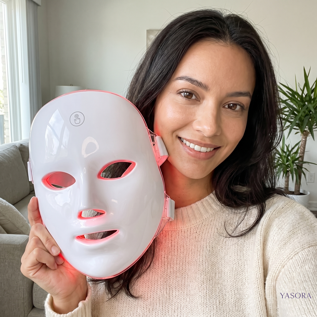 Kundin zeigt die Yasora Luna Rotlichtmaske neben ihrem Gesicht