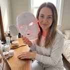 Morgenroutine am Schminktisch mit der Yasora Luna Rotlichtmaske