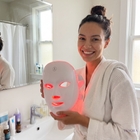 Morgenroutine mit der Yasora Luna Rotlichtmaske im Badezimmer