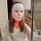 Spiegel-Selfie mit der Yasora Luna Rotlichtmaske am Abend