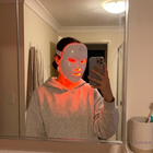 Spiegel-Selfie mit aufgesetzter Yasora Luna Rotlichtmaske