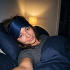 Gute-Nacht-Selfie mit der Yasora Seidenschläfer Tiefschlafmaske in Nachtblau