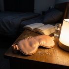 Bereit für die Nacht – Yasora Seidenschläfer Tiefschlafmaske in Aprikosentraum auf dem Nachttisch